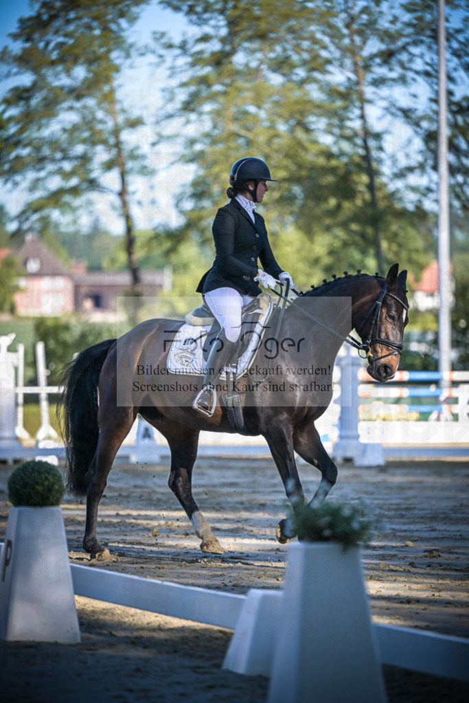 DOS_3717 | Entdecke hochwertige Reitturnierfotos von Foto Oger. Professionell, emotional und authentisch – jetzt Lieblingsmomente im Shop bestellen.Deutschlandweite Turnierfotografie. - Realisiert mit Pictrs.com