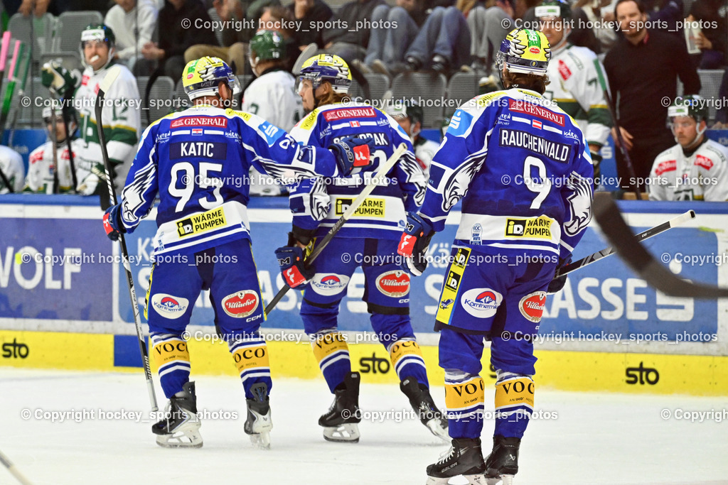 EC IDM WÄRMEPUMPEN VSV vs. FTC-TELEKOM JÉGKORONG | Jubel EC VSV Mannschaft, #95 Mark Katic EC VSV, #22 Nikita Scherbak EC VSV, #9 Alexander Rauchenwald EC VSV, EC IDM WÄRMEPUMPEN VSV vs. FTC-TELEKOM JÉGKORONG, EC IDM WÄRMEPUMPEN VSV vs. FTC-TELEKOM JÉGKORONG am 19.10.2025 in Villach (Stadthalle Villach), Austria, (Photo by Bernd Stefan)