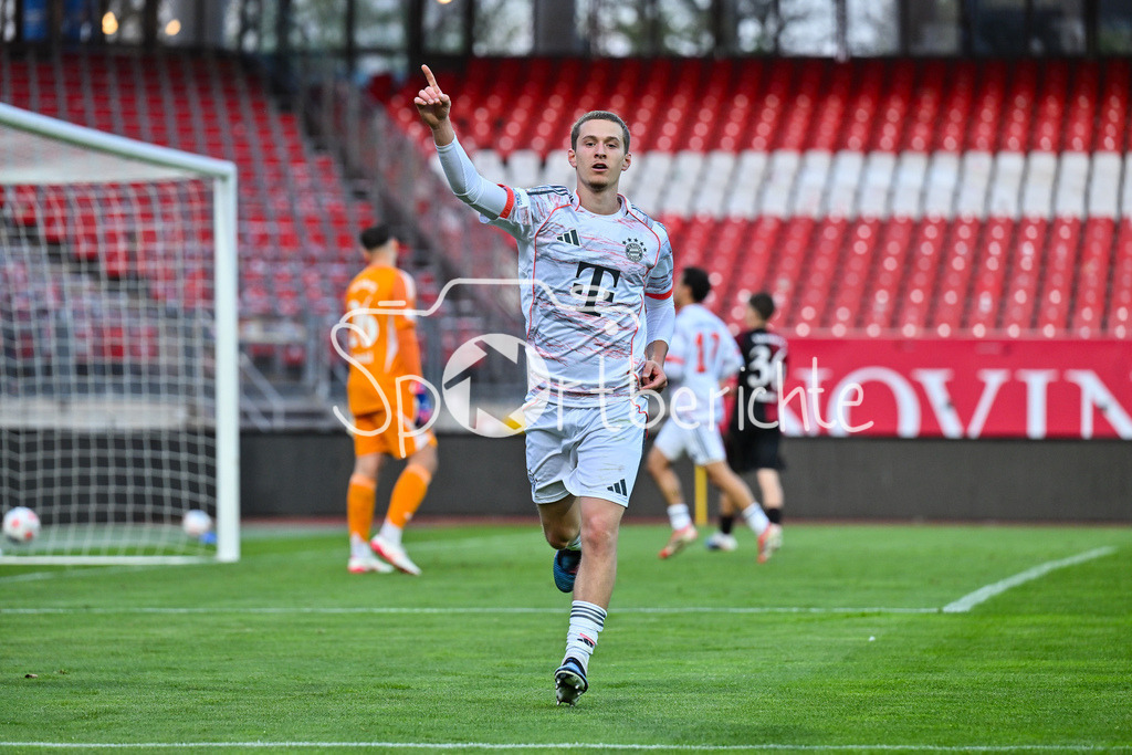 1. FC Nürnberg II - FC Bayern Amateure | NÜRNBERG, GERMANY - 21. APRIL: Jubel der kleinen Bayern nach dem Treffer zum 1-1 Ausgleich durch Yll GASHI (FC Bayern München 20) / Tor / Torschuetze / Freude / Happy während dem Match zwischen dem 1. FC Nürnberg II und den Amateuren des FC Bayern am 30. Spieltag der Regionalliga Bayern im Max-Morlock Stadion