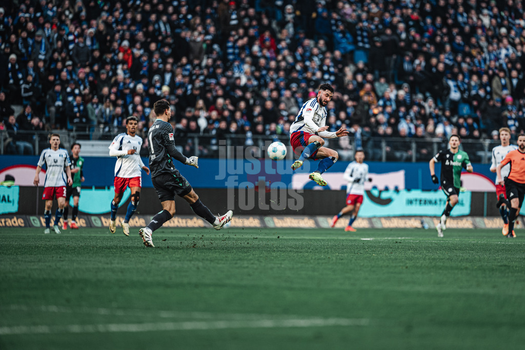 Fußball | Männer | Saison 2024/2025 | 2. Fußball-Bundesliga | 20. Spieltag | Hamburger SV vs. Hannover 96 | 02.02.2025 | Marco Richter (#20, HSV) rechts springt in den Schuss von Ron-Robert Zieler (#1, Hannover 96)