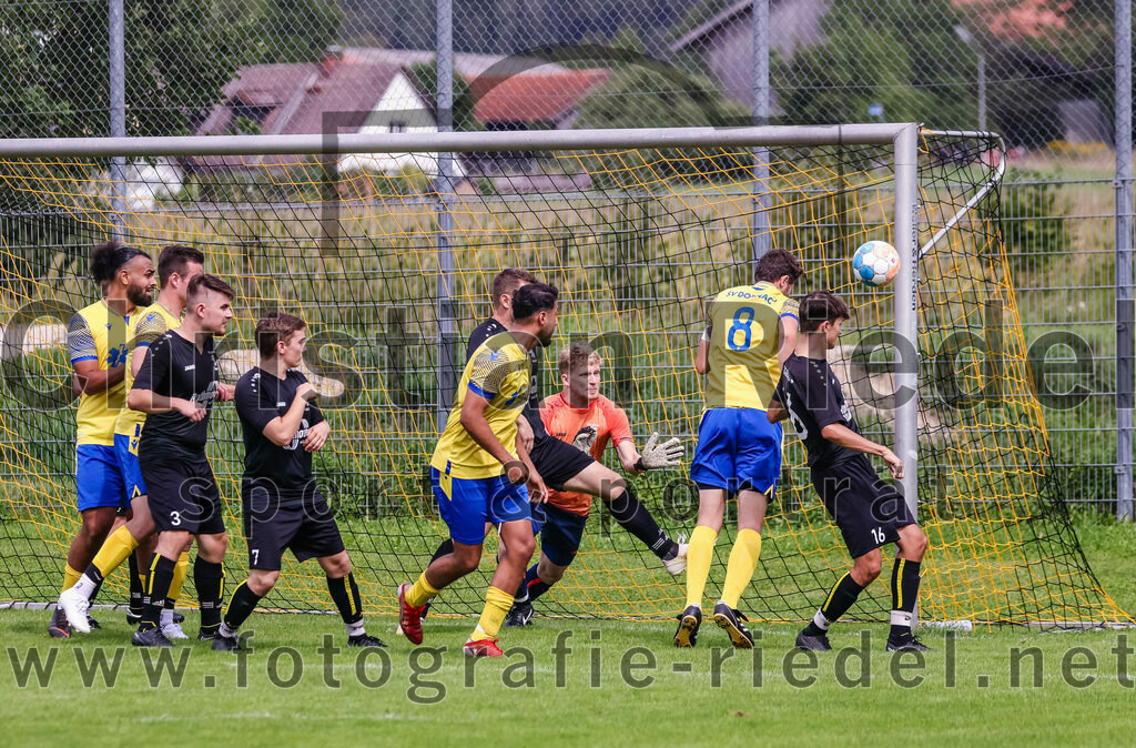 2023-09-03_018_TSV_Grafing_II_gegen_SV_Dornach_II | Grafing, Deutschland, 03.09.2023:
Fußball, A-Klasse 2023 / 2024, 3. Spieltag, TSV Grafing II gegen SV Dornach II, Endergebnis: 0:0

Bastian Seifert (TSV Grafing, #3), Marcell Lazarus (TSV Grafing, #7), Jafar Sulfekar (SV Dornach, #10), Torwart Konstantin Lanzl (TSV Grafing, #22), Jan Bartosch (SV Dornach, #8), Lorenz Breckner (TSV Grafing, #16)

Foto: Christian Riedel / fotografie-riedel.net