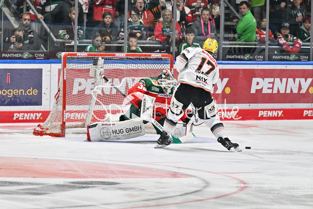 Augsburger Panther - Löwen Frankfurt | Carter ROWNEY (Löwen Frankfurt #17) scheitert mit seinem Penalty an Strauss MANN (Augsburger Panther #38) / DEL: Augsburger Panther - Löwen Frankfurt, Curt Frenzel Stadiom am 11.10.2024