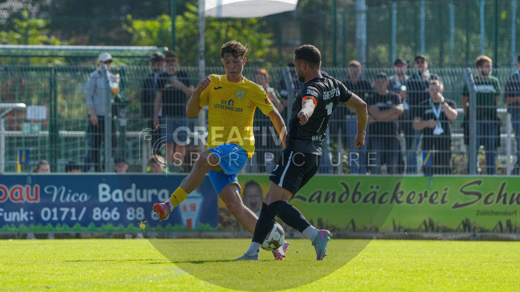 Fußball, Herren, Saison 2025/2026, Regionalliga Nordost, 10. Spieltag, FSV 63 Luckenwalde vs. BSG Chemie Leipzig, Samstag 27.09.2025, Werner-Seelenbinder-Stadion Luckenwalde, | Fußball, Herren, Saison 2025/2026, Regionalliga Nordost, 10. Spieltag, FSV 63 Luckenwalde vs. BSG Chemie Leipzig, Samstag 27.09.2025, Werner-Seelenbinder-Stadion Luckenwalde, Im Bild: Len Neumann (l. Luckenwalde) und Janik Mäder (r. Chemie) - Realisiert mit Pictrs.com
