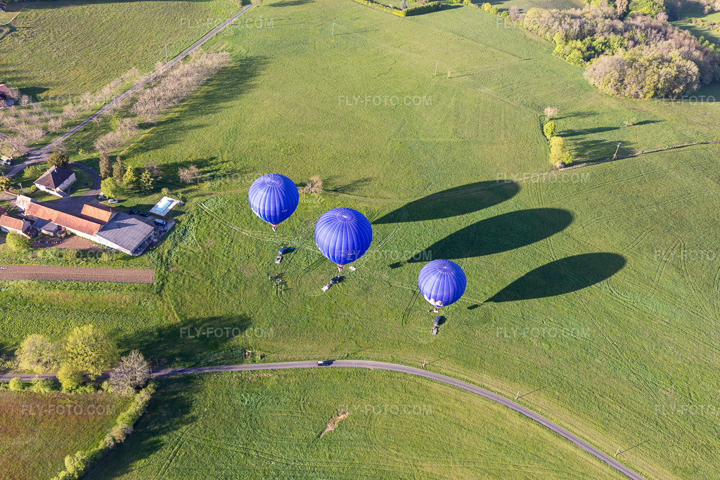 Aerial view: Three blue hot air balloons taking off in the Dordogne in Veyrines-de-Domme in the state Dordogne, France.Photo: IMG_113537.jpg taken on 04/16/2019 by Werner Riehm/FLY-FOTO.comResolution of the original: 5472 x 3648 px