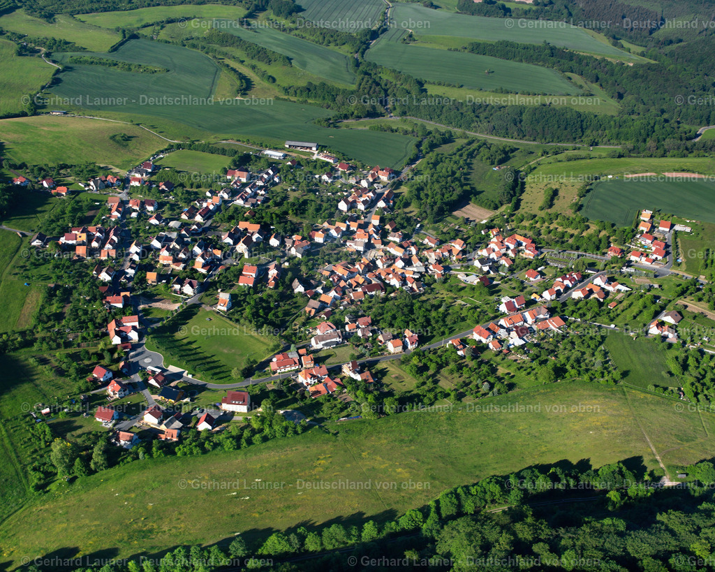 2634669 | KELLA 09.06.2006 Landwirtschaftliche Nutzflächen und Feldgrenzen  umsäumen das Siedlungsgebiet des Dorfes in Kella im Bundesland Thüringen, Deutschland // Agricultural land and field boundaries surround the settlement area of the village  in Kella in the state Thuringia, Germany Foto: Gerhard Launer