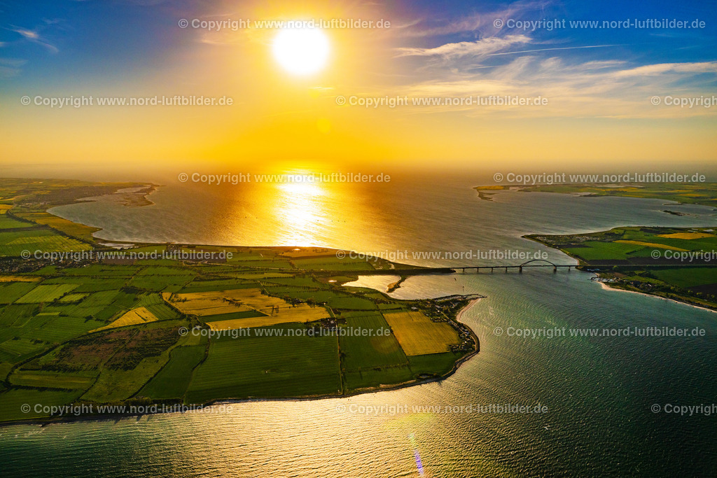 Fehmarnsundbrücke_Sonnenuntergang_ELS_2149150524 | FEHMARN 15.05.2024 Konstruktion der Seebrücke " Fehmarnsundbrücke " über der Wasseroberfläche des Fehmarnsund der Ostsee an der Straße E47 im Sonnenuntergang in Fehmarn auf der Insel Fehmarn im Bundesland Schleswig-Holstein, Deutschland. Weiterführende Informationen bei: Tourismus-Service Fehmarn. // Construction of the pier "Fehmarnsundbruecke" over the water surface of the Fehmarnsund of the Baltic Sea on the E47 road in Fehmarn on the island of Fehmarn in the federal state of Schleswig-Holstein, Germany. Further information at: Tourismus-Service Fehmarn. Foto: Martin Elsen