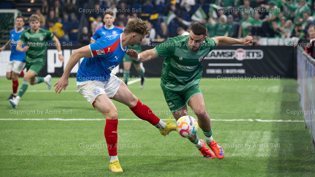 SHFV Lotto Masters 2024 | 20240113_7106, 13.01.2024, SHFV Lotto Masters 2024, Gruppe B, Holstein Kiel (blau) vs. PSV Neumünster (grün), Nico Mai (Holstein #3) / Tim Möller (PSV #21) - Realisiert mit Pictrs.com