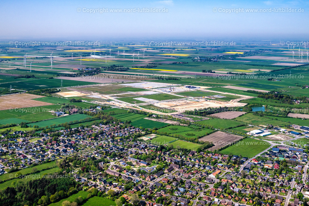 Heide_Northvolt_Heide_Baustelle_ELS_6021010524 | LOHE-RICKELSHOF 01.05.2024 Neubau - Baustelle des Werksgelände " Northvolt " in Lohe-Rickelshof Batteriezell-Hersteller als Gigafabrik für die Automobil Industrie im Bundesland Schleswig-Holstein, Deutschland. Weiterführende Informationen bei: Northvolt. // New building - construction site of the "Northvolt" factory premises in Lohe-Rickelshof battery cell manufacturer as a gigafactory for the automotive industry in the state Schleswig-Holstein, Germany. Further information at: Northvolt. Foto: Martin Elsen