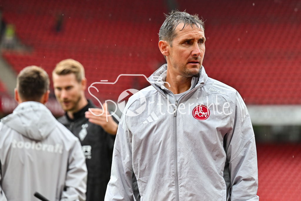 1. FC Nürnberg - Borussia Mönchengladbach | im Bild ein nasser Miroslav KLOSE Trainer 1. FC Nuernberg im Regen von Nuernberg / Einzelfoto / Freisteller / Testspiel: 1. FC Nuernberg - Borussia Mönchengladbach, Max-Morlock Stadion am 26.07.2025 / DFL REGULATIONS PROHIBIT ANY USE OF PHOTOGRAPHS AS IMAGE SEQUENCES AND/OR QUASI-VIDEO