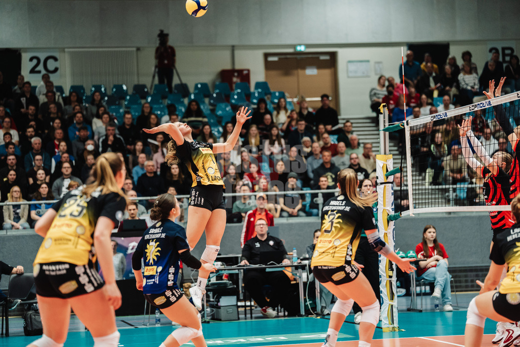 Volleyball | Frauen | Saison 2025/2026 | Volleyball Bundesliga | ETV Hamburger Volksbank Volleys vs. VfB Suhl LOTTO Thüringen | 07.03.2026 | Angriff von Svea Naujack (#1, VfB Suhl LOTTO Thüringen)