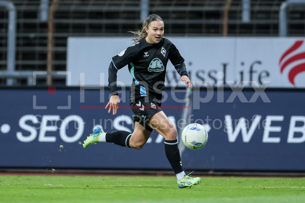 Fussball, DFB-Pokal Frauen, SC Fortuna Köln - SV Werder Bremen | v.li.: Maja Sternad (SV Werder Bremen, 11) am Ball, Freisteller, Einzelbild, Ganzkörper, Aktion, Action, Spielszene, DIE DFB-RICHTLINIEN UNTERSAGEN JEGLICHE NUTZUNG VON FOTOS ALS SEQUENZBILDER UND/ODER VIDEOÄHNLICHE FOTOSTRECKEN. DFB REGULATIONS PROHIBIT ANY USE OF PHOTOGRAPHS AS IMAGE SEQUENCES AND/OR QUASI-VIDEO.