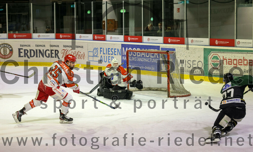 2022-12-02_102_TSV_Erding_gegen_EV_Pegnitz | Erding, Deutschland, 02.12.2022:
Eishockey, Bayernliga 2022 / 2023, 17. Spieltag, TSV Erding gegen EV Pegnitz, Endergebnis: 9:3

Leopold Trautmann (EV Pegnitz, #25), Torwart Filip Rieger (EV Pegnitz, #51), Philipp Michl (Erding Gladiators, #77)

Foto: Christian Riedel / fotografie-riedel.net