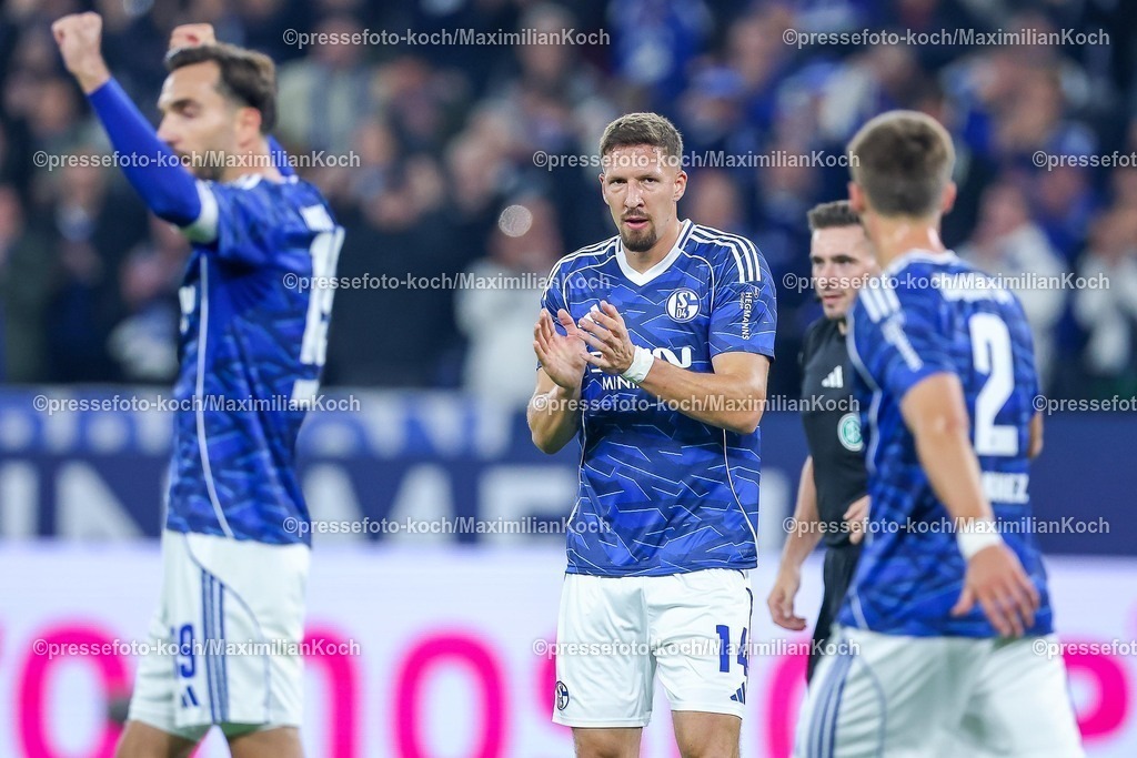 S0426092501237 | 25.09.2025, Fußball, FC Schalke 04 - SpVgg Greuther Fürth, 7.Spieltag, 2. Fußball Bundesliga, Veltins-Arena Gelsenkirchen, Saison 2025 2026: Abschlussjubel und Erleichterung bei den Schalkern nach dem 1:0 SIeg gegen Greuther Fürth. Janik Bachmann&nbsp;(Schalke04 #14) Kenan Karaman&nbsp;&nbsp;(Schalke04 #19) und Felipe Sanchez&nbsp;(Schalke04 #02) stehen zusammen DFB regulations prohibit any use of photographs as image sequences and or quasi-video.
