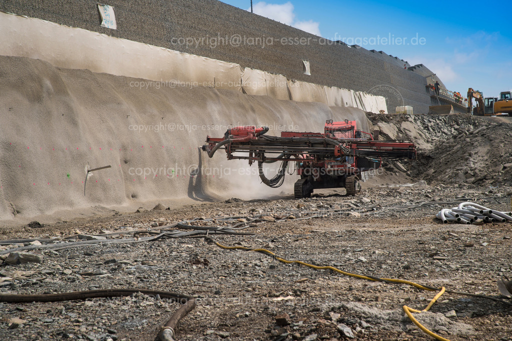 Baustelle Autobahn A 46 Anschlussstelle Bestwig in Richtung Nuttlar | Baustelle Autobahn A 46 Anschlussstelle Bestwig in Richtung Nuttlar. Ein großer Bohrer bohrt Löcher in die senkrechte Wand.