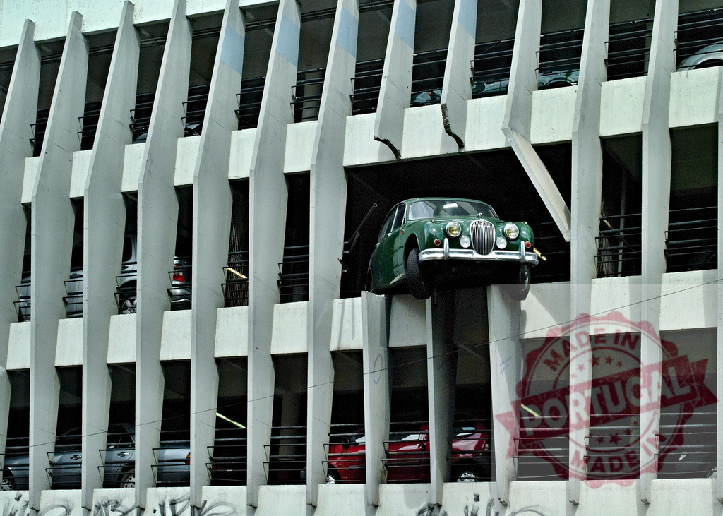 Green Jaguar breaking out of parking garage wall | Classic Jaguar S-Type breaking out of a parking garage wall - Realisiert mit Pictrs.com