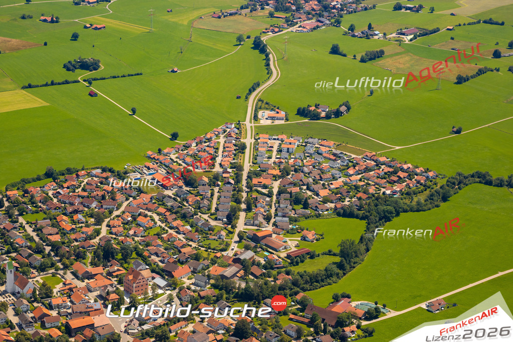 Das Luftbild zeigt :  Unterthingau - Die Luftaufnahme wurde 2024 vom UL-Flugzeug aus erstellt ( keine Drohne ) - Hochauflösende Luftaufnahme - Für grossformatige Ausdrucke geeignet. Die Geschenkidee !Mit Lizenz und Bildrechte bestellbar