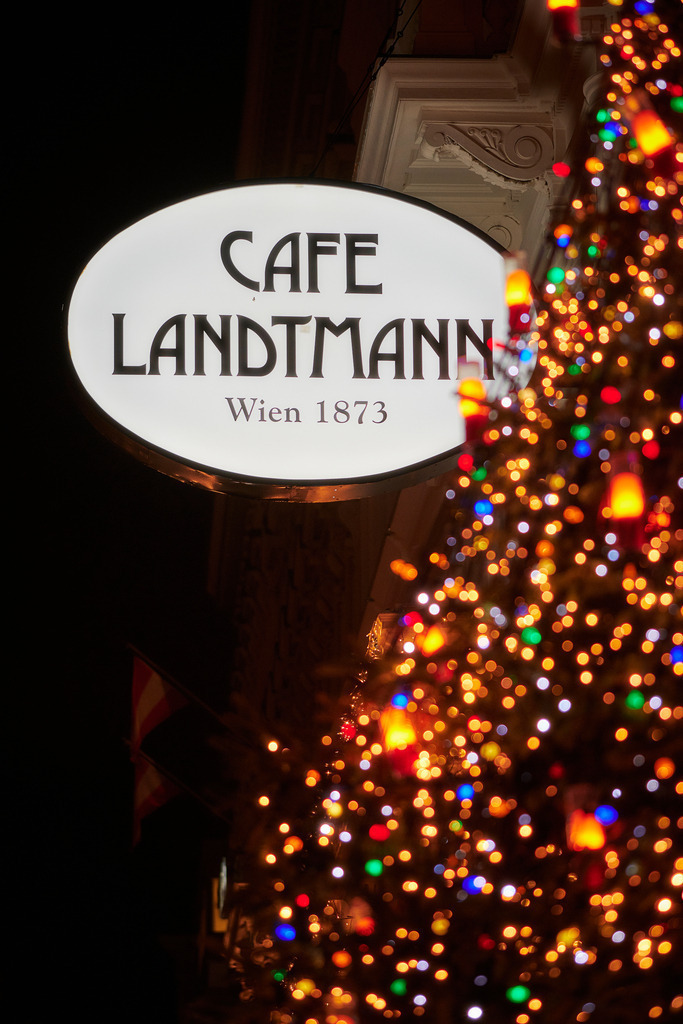 Cafe Landtmann mit Weihnachtsbaum am Abend | Wien, Austria - November 22, 2019: Cafe Landtmann mit beleuchtetem Weihnachtsbaum am Abend. - Realisiert mit Pictrs.com