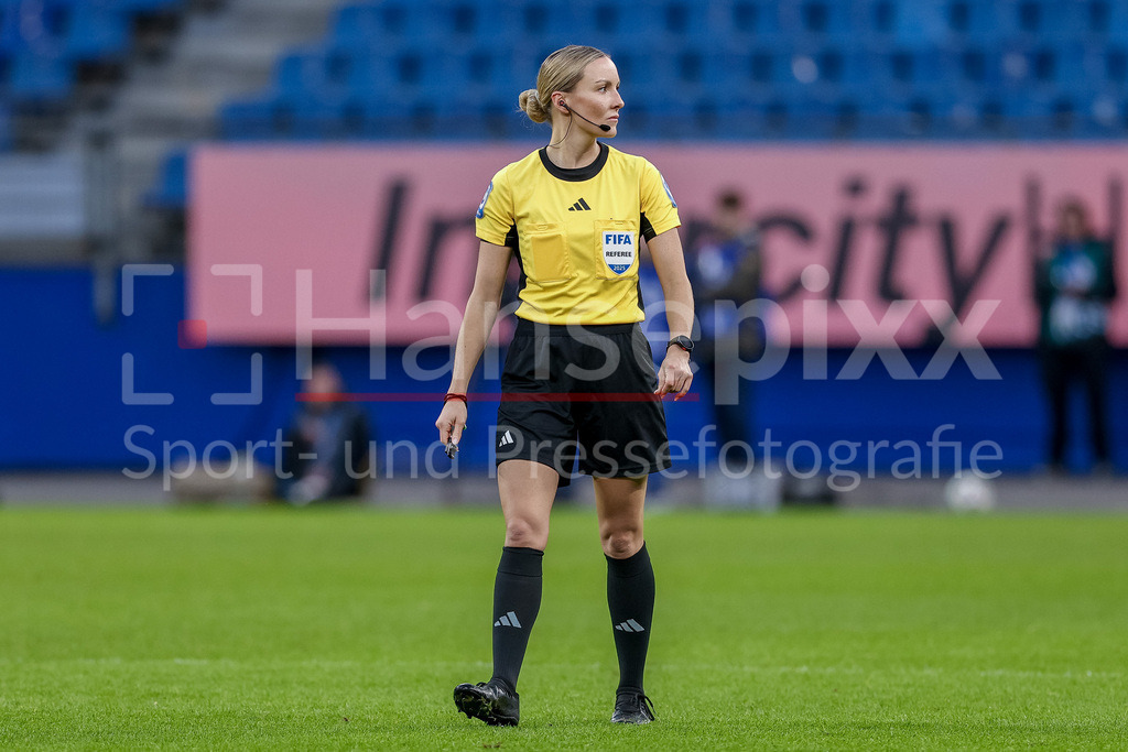 Fussball, Google Pixel Frauen-Bundesliga, Hamburger SV - Eintracht Frankfurt | FIFA Schiedsrichterin Fabienne Michel, DIE DFB-RICHTLINIEN UNTERSAGEN JEGLICHE NUTZUNG VON FOTOS ALS SEQUENZBILDER UND/ODER VIDEOÄHNLICHE FOTOSTRECKEN. DFB REGULATIONS PROHIBIT ANY USE OF PHOTOGRAPHS AS IMAGE SEQUENCES AND/OR QUASI-VIDEO.