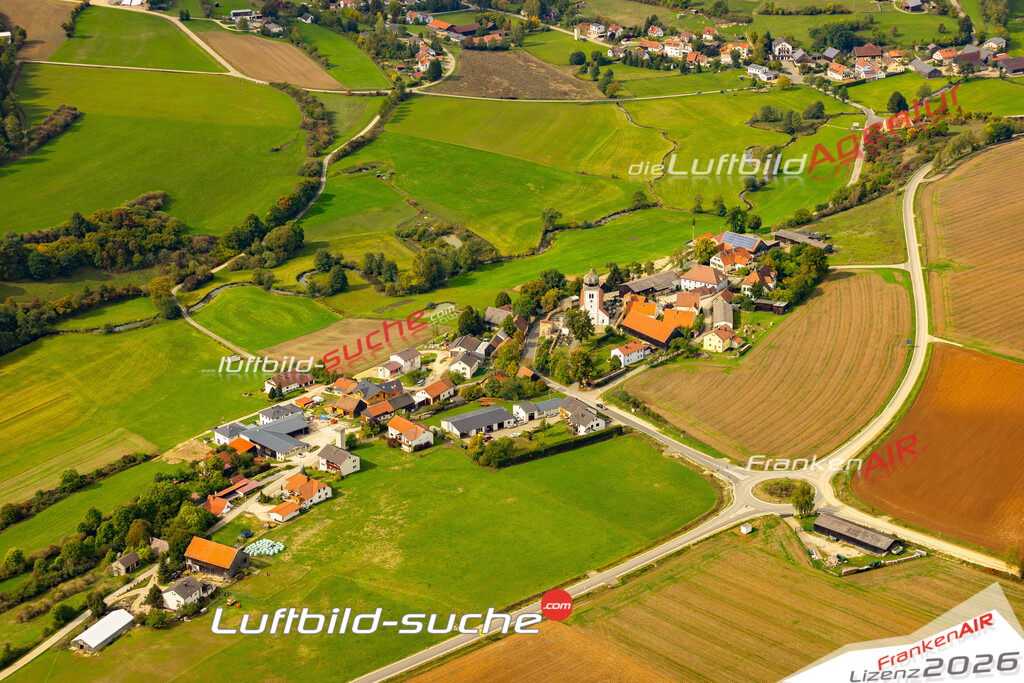 Die Luftaufnahme Oberweiling - Velburg wurde 2022 vom Flugzeug aus (keine Drohne) erstellt. Hohe Auflösung -für große Poster und Wandbilder geeignet - Garantiert!