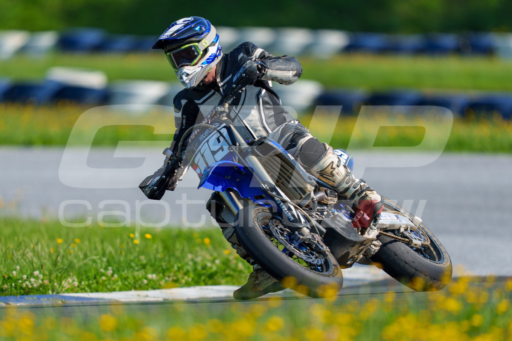 SuperMoto_Staatsmeisterschaft_Greinbach_084 | GRIPcapture steht für authentische Sportfotografie in Österreich – für Momente, die mehr sind als Geschwindigkeit oder Ergebnis. Es geht um Emotion, Spannung, Fokus und den Augenblick, der oft nur einen Wimpernschlag dauert.Ob Motorsport, Teamsport oder 