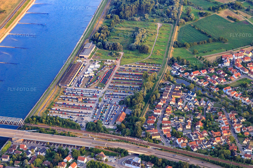 Luftbild: LKW-Lager am Rhein im Ortsteil Maximiliansau in Wörth im Bundesland Rheinland-Pfalz in Deutschland. Foto: IMG_109136.jpg vom 19.07.2018 durch Werner Riehm/FLY-FOTO.de
