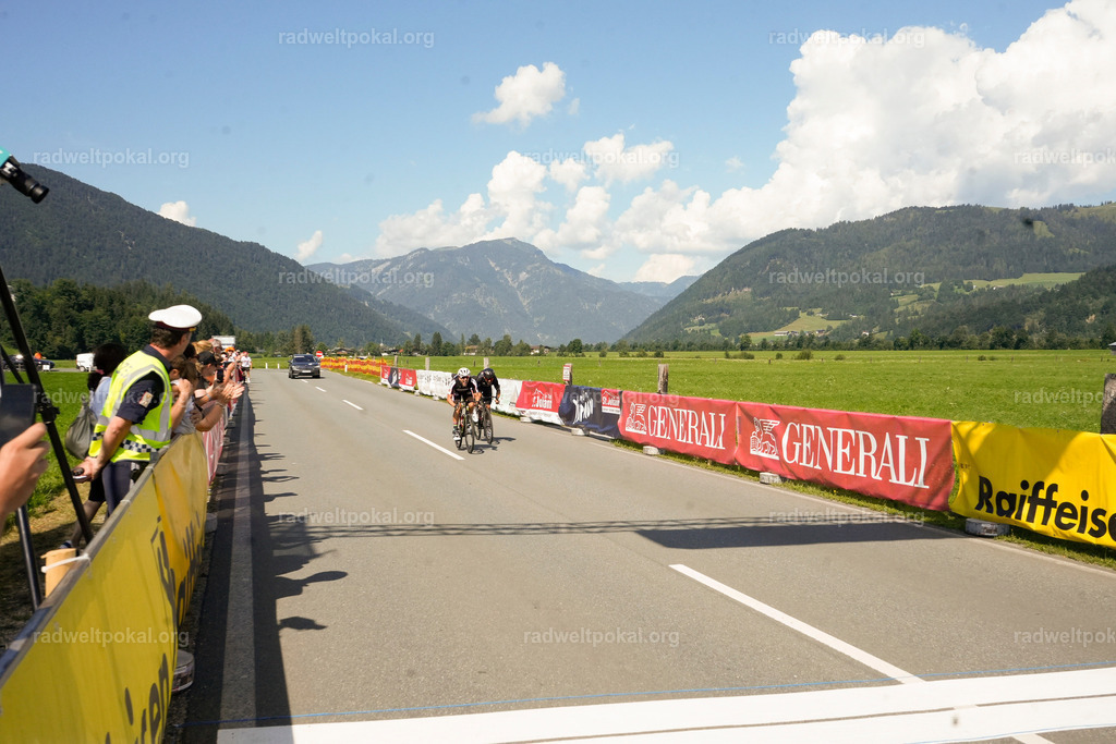 836_20230817_Bewerb_Maenner_Muehlanger | AUT - OESTERREICH, 2023-08-16: SPORT RENNRAD-FAHREN - 55. INTERNATIONALER RADWELTPOKAL IN ST. JOHANN IN TIROL  - Vintage-Radrennen mit WM-Bronze-Medaillen-Siegerin Christina Schweinberger, den Teilnehmer und Alexander Baumann (vom Orginastions-Team) - TAG 2 BEWERB MAENNER IN SECHS GRUPPEN  ; Foto: Roland Muehlanger