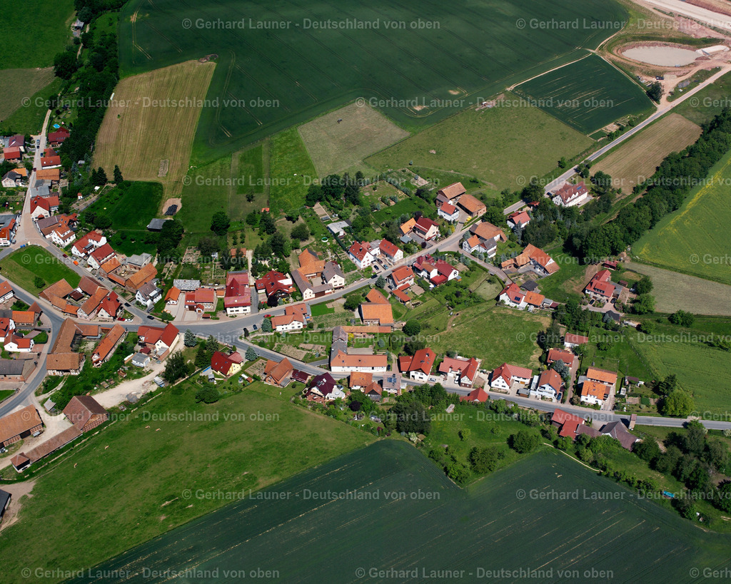 2634123 | BURGWALDE 09.06.2006 Landwirtschaftliche Nutzflächen und Feldgrenzen  umsäumen das Siedlungsgebiet des Dorfes in Burgwalde im Bundesland Thüringen, Deutschland // Agricultural land and field boundaries surround the settlement area of the village  in Burgwalde in the state Thuringia, Germany Foto: Gerhard Launer