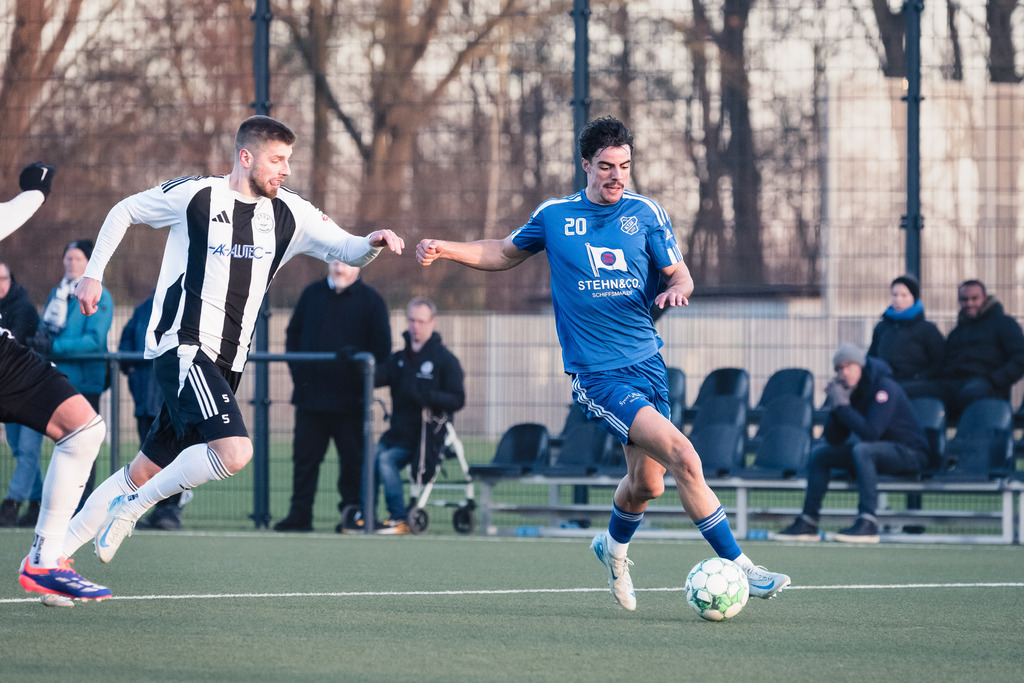 RS-1-085779 | Leandro de los Santos Korth (#20, NTSV, Torschütze) läuft zum Tor.