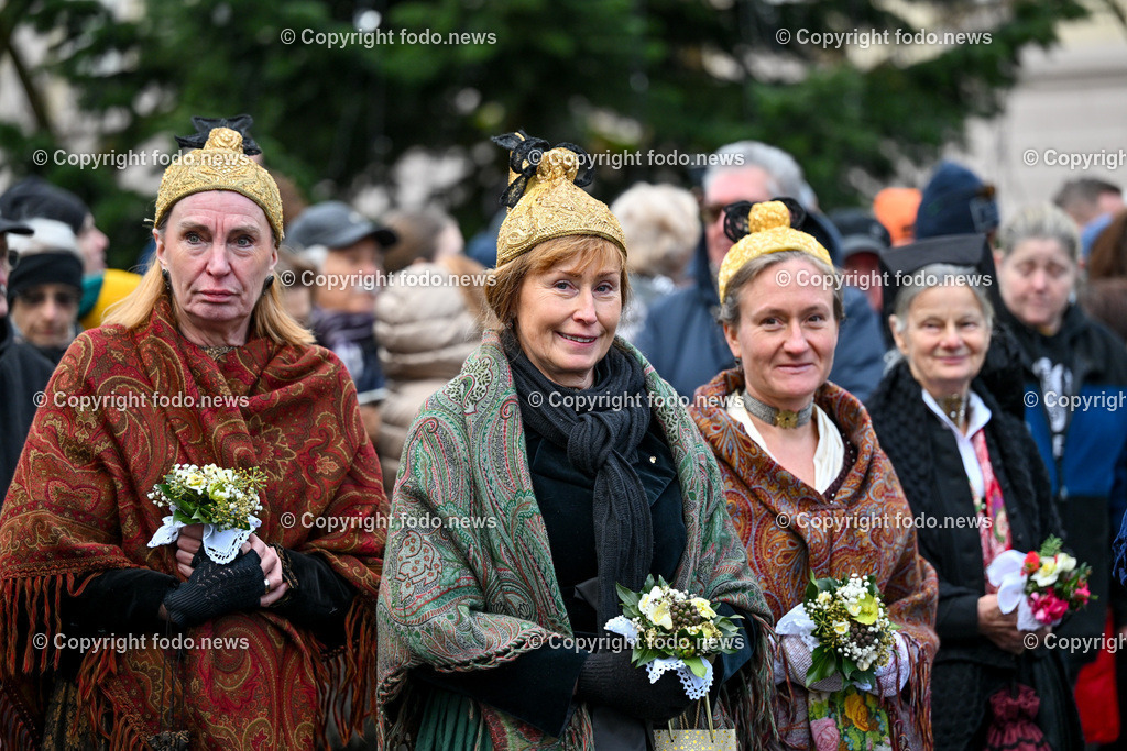 Neujahrschnalzen_ Aperschnalzen 2024_ 01.01.2024-15 | 01.01.2024, Promenade Linz, AUT, Landhaus im Bild Neujahrschnalzen 2024, Turmblaeser, Prangerschuetzen, Tradition, Brauchtum, Blasmusik, Peitschen, Trachtenverein Altstaedter Bauerngmoa, Promenade, Landhaus, Turm, Linz, Goldhauben