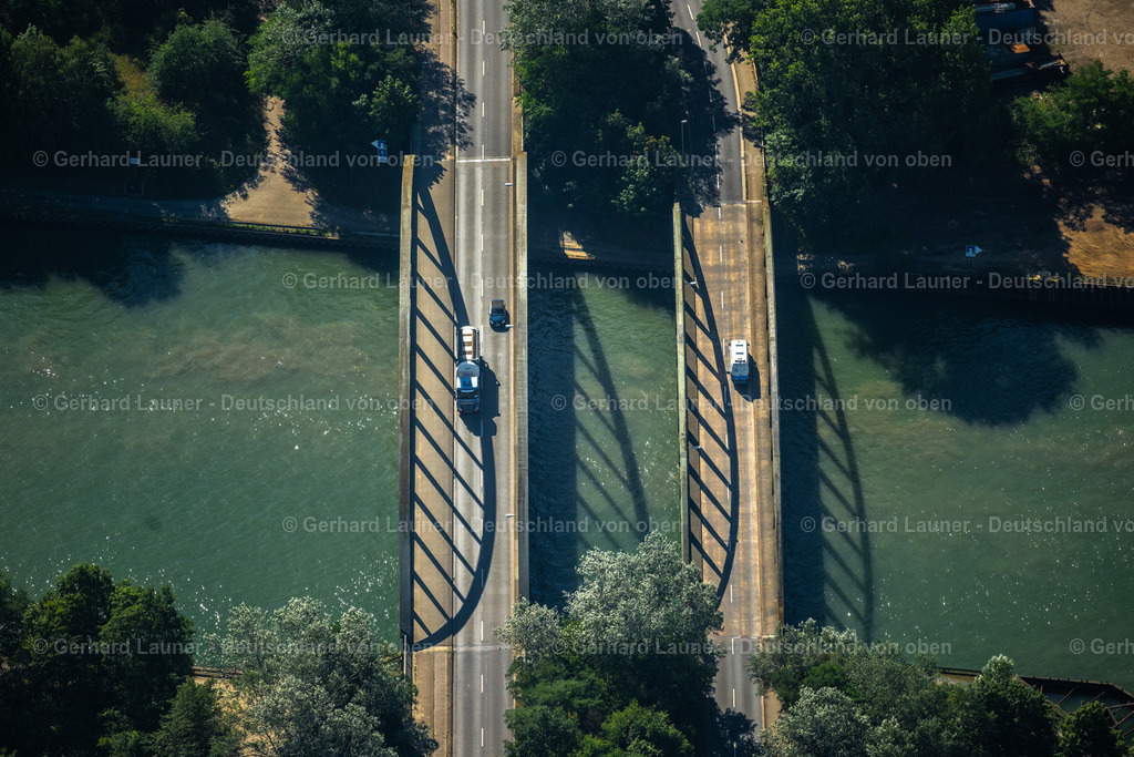 4034973 | BRAUNSCHWEIG 31.07.2020 Fluß - Brückenbauwerk zur Überquerung an der Hansestraße im Ortsteil Veltenhof-Rühme in Braunschweig im Bundesland Niedersachsen, Deutschland. // River - bridge construction on street Hansestrasse in the district Veltenhof-Ruehme in Brunswick in the state Lower Saxony, Germany. Foto: Gerhard Launer