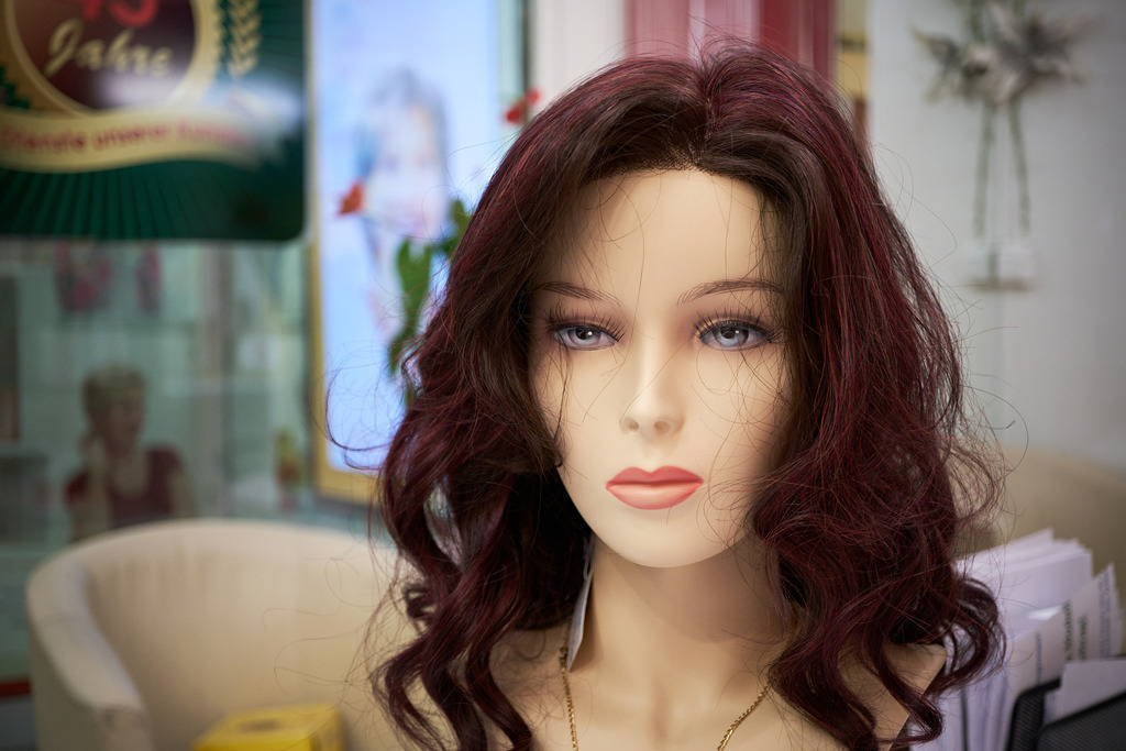eine Puppe mit einer Lanhaarperücke | WIen, Austria - February 02, 2023; Star Perückensalon GmbH.; eine Puppe mit einer Lanhaarperücke. - Realisiert mit Pictrs.com