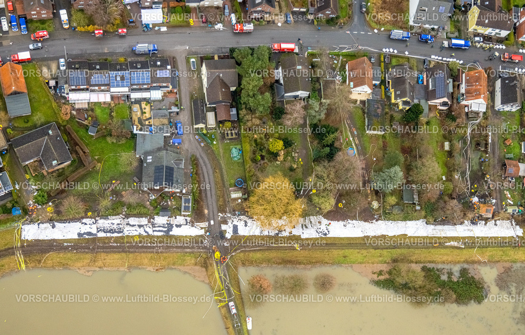 Hamm231201330 | Luftbild vom Hochwasser der Ahse, Weihnachtshochwasser 2023, Fluss Ahse tritt nach starken Regenfällen über die Ufer, Überschwemmungsgebiet Lippeaue im Bereich Soester Straße 220-230, Deichabsicherung mit Sandsäcken, DLRG-Einsatz, abpumpen von Wasser mit Schläuchen und Maschinen, Uentrop, Hamm, Ruhrgebiet, Nordrhein-Westfalen, Deutschland
