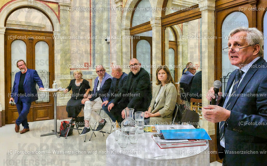ALP6538_TdBerufsfotografie_Diskussion KI_Aurednik Michael | (C)FotoLois.com, Alois Spandl, Tage der NÖ Berufsfotografie in Baden, Posiumsdiskussion um die Künstliche Inteligenz in der Fotografie im Arnulf Rainer Museum Baden mit Gisela Kayser (Kuratorin und ehemalige künstlerische Leiterin und GF des Freundeskreis Willy-Brandt-Haus Berlin) Peter-Matthias Gaede (Journalist, ehem. Chefredakteur GEO), Michael Schnabl (Berufsfotograf in Graz, KI-Künstler), Christoph Künne (Docma), Michaela Habinger (Berufsfotografin NÖ), Michael Aurednik (Rechtsanwalt der NÖ Berufsfotografie), Christian Schörg (Landesinnungsmeister NÖ), Fr 6. Oktober 2023.