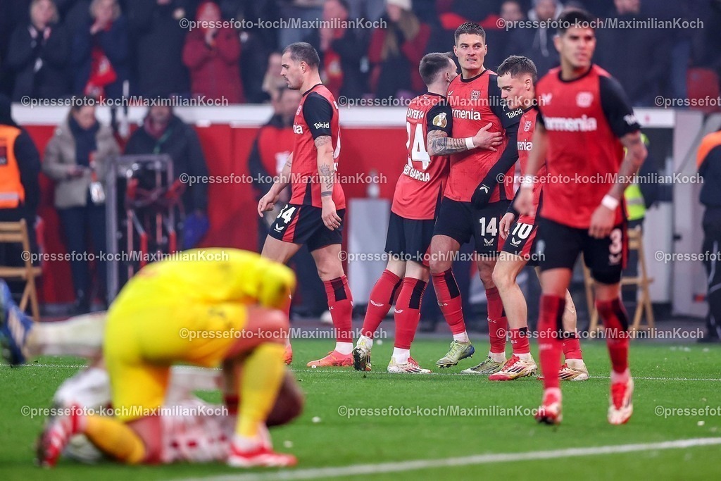 DFB05022502309 | 05.02.2025, Fußball, DFB-Pokal Viertelfinale, Bayer 04 Leverkusen - 1.FC Köln, BayArena, Saison 2024 2025: Torjubel nach dem 2:2 durch Patrik Schick (Bayer04 Leverkusen #14) Zweikampf gegen xxxxxxxxxxDFB regulations prohibit any use of photographs as image sequences and or quasi-video.