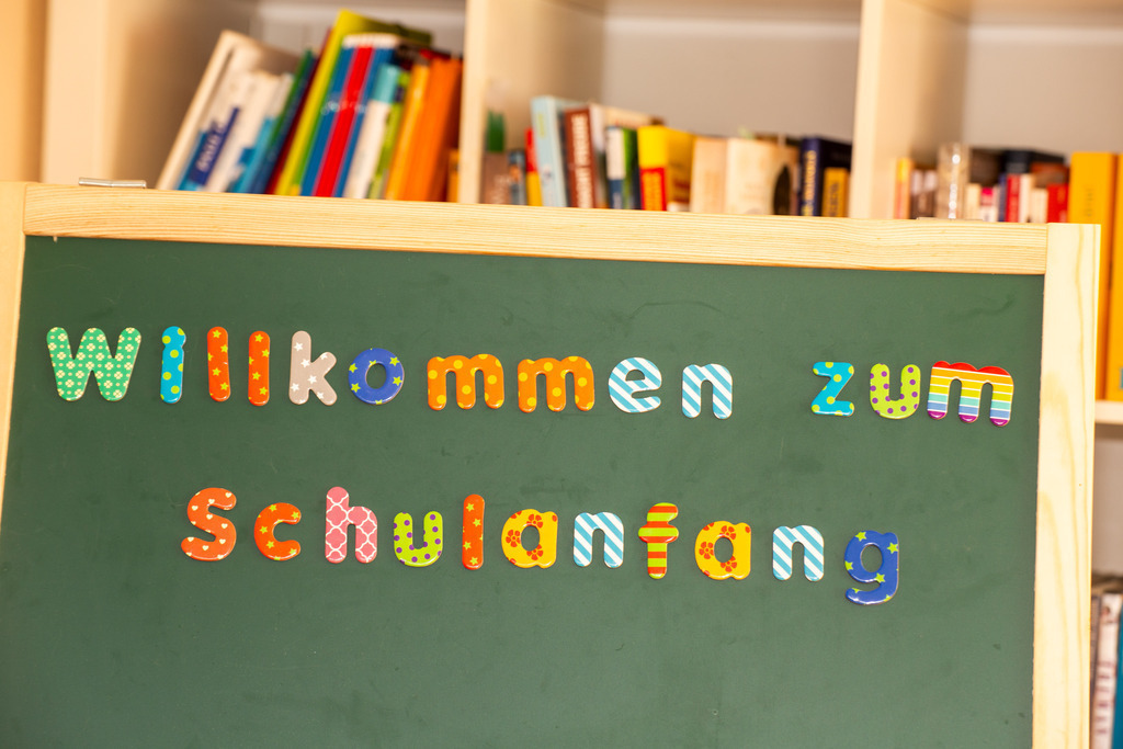 Willkommen zum Schulanfang : Bild als Vorlage zum Ende der Ferien | Schultafel mit der Aufschrift Willkommen zum Schulanfang - Realisiert mit Pictrs.com