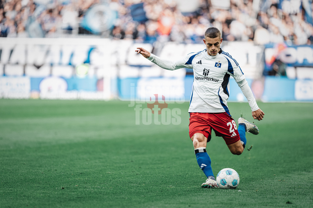 Fußball | Männer | Saison 2024/2025 | 2. Fußball-Bundesliga | 11. Spieltag | Hamburger SV vs. 1. FC Nürnberg | 03.11.2024 | Miro Muheim (#28, HSV) beim Freistoss