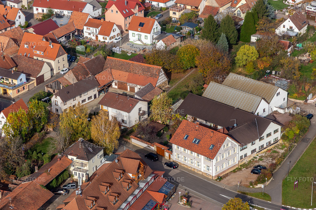 Luftbild: Freiluft- Gaststätte Weinstube Jülg im Ortsteil Schweigen in Schweigen-Rechtenbach im Bundesland Rheinland-Pfalz in Deutschland. Foto: IMG_123812.jpg vom 07.11.2020 durch Werner Riehm/FLY-FOTO.de