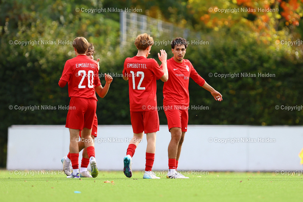NH_EimsbüttelerTVU19_Altona93U19_RegionalligaNord_11102025 | #5 Emre Sener (Eimsbütteler TV U19) bejubelt zusammen mit seinen Teamkollegen seinen Treffer zum 1:0.Fußball I Junioren I A-Junioren Regionalliga Nord I Saison 2025-2026  I 7. Spieltag I Eimsbütteler TV U19 - Altona 93 I 11.10.2025 I Sportzentrum Hoheluft