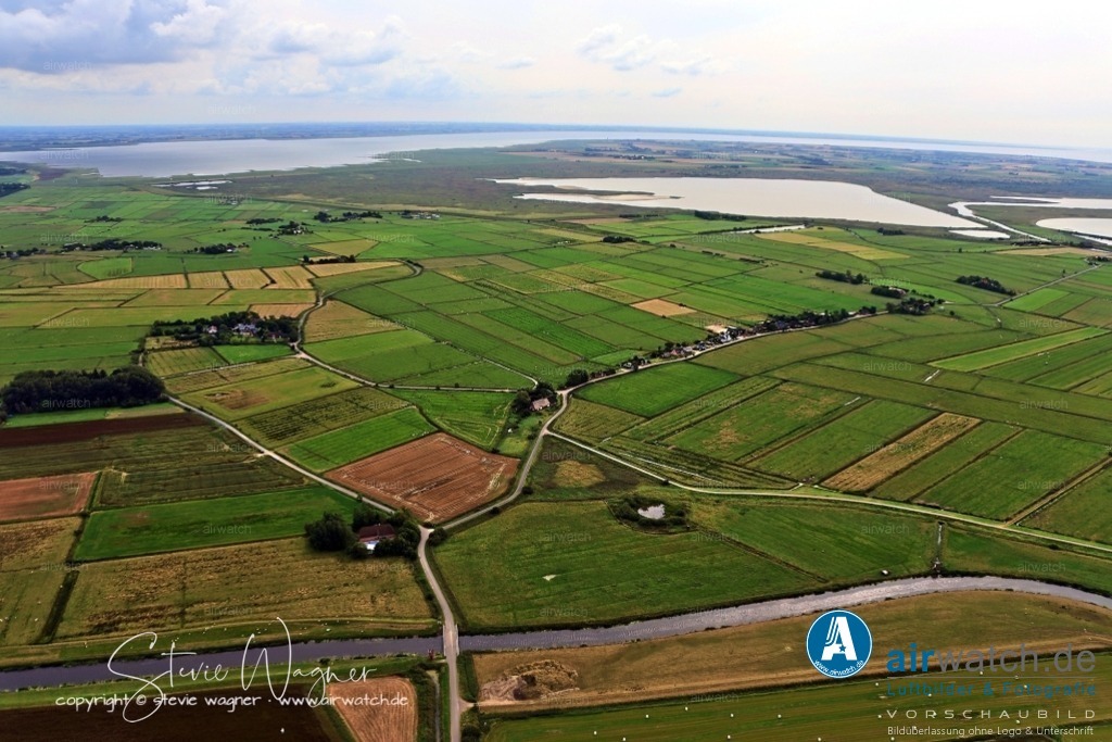 Luftbilder Hattstedtermarsch | Die Gemeinde ist Teil des Naturschutzgebiets Beltringharder Koog, das das größte Naturschutzgebiet Schleswig-Holsteins auf dem Festland ist. Es ist auch bekannt als Schauplatz mehrerer Werke und Verfilmungen des Dichters Theodor Storm, wie der berühmten Novelle "Der Schimmelreiter"