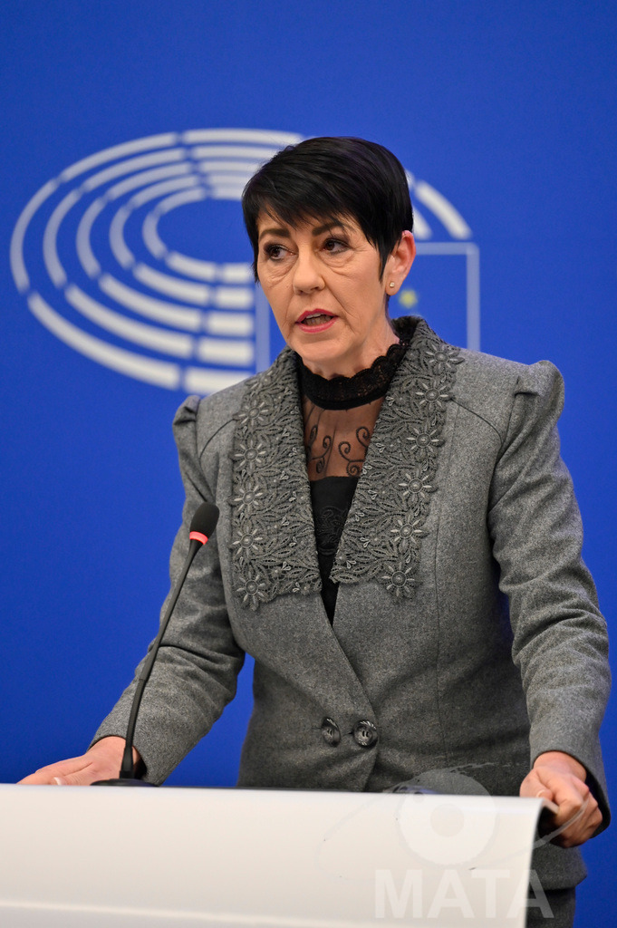 _DWI0154 | Politikerin Christine Anderson bei einer Pressekonferenz zum Thema ' Alarmierende Statistiken zu den Folgen des COVID-Lockdowns' im Europäischen Parlament. Straßburg, 18.01.2023 - Realisiert mit Pictrs.com