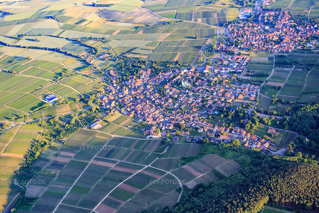 Luftbild: Ortsansicht von Nordwesten im Ortsteil Rechtenbach in Schweigen-Rechtenbach im Bundesland Rheinland-Pfalz in Deutschland. Foto: IMG_080332.jpg vom 05.06.2015 durch Werner Riehm/FLY-FOTO.de