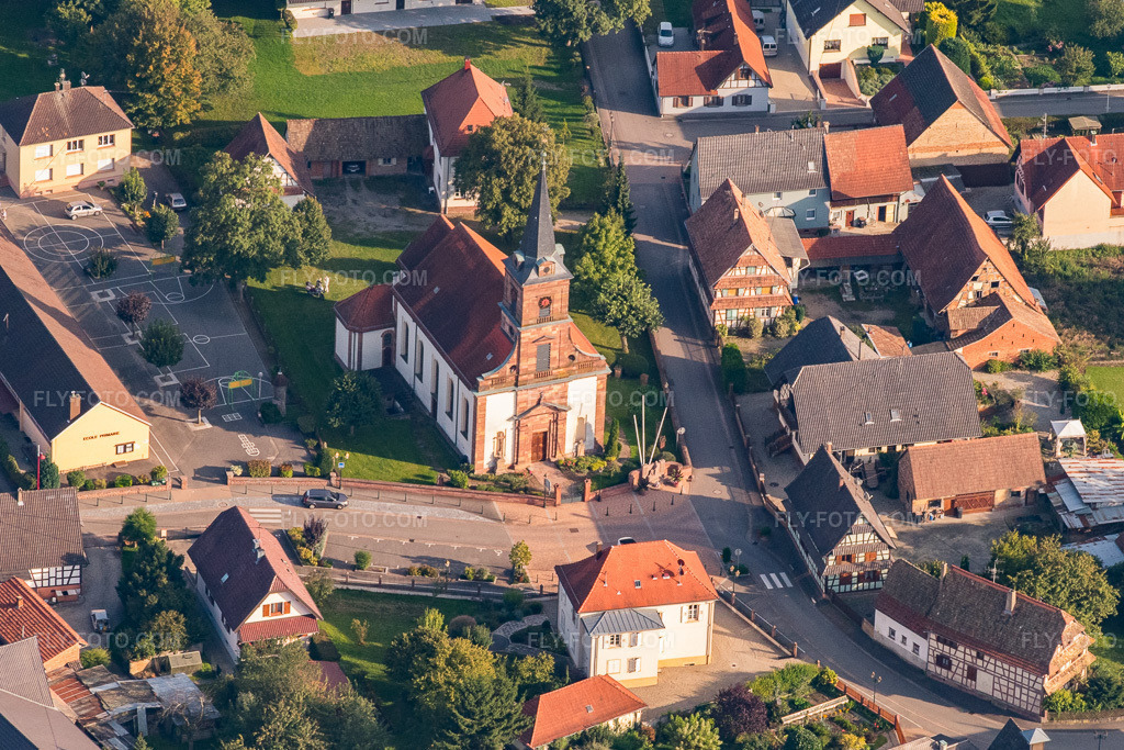 Aerial view: Église simultanée in Rountzenheim in the state Bas-Rhin, France. – Photo: P1000935.jpg taken on 09/15/2014 by Werner Riehm/FLY-FOTO.com – Resolution of the original: 5056 x 3371 px – Historique de Rountzenheim • Mairie de Rountzenheim-Auenheim