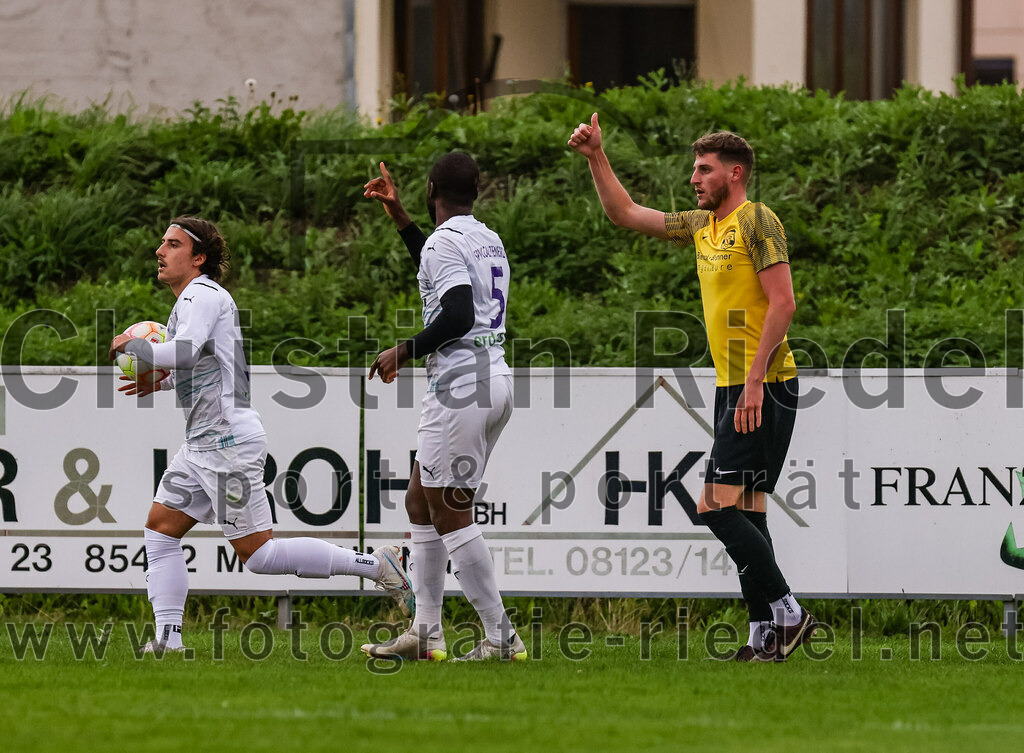 2023-08-09_015_FC_Moosinning_II_gegen_SpVgg_Altenerding | Moosinning, Deutschland, 09.08.2023:
Fußball, Kreisliga 2023 / 2024, 3. Spieltag, FC Moosinning II gegen SpVgg Altenerding, Endergebnis: 1:1

Lukas Bachmair (SpVgg Altenerding, #3), Ridwan Bello (SpVgg Altenerding, #5), Christoph Kollmannsberger (FC Moosinning, #23)

Foto: Christian Riedel / fotografie-riedel.net