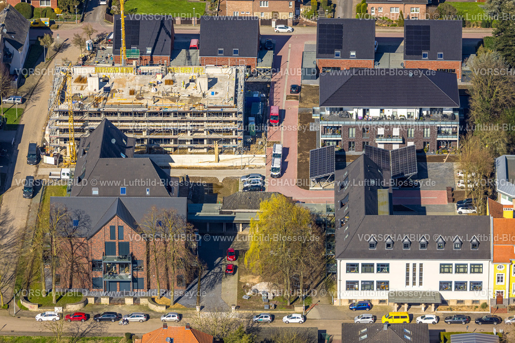 Rees240312654 | Luftbild, In der Innenstadt eine Baustelle mit Baukran und Neubau zwischen Hermann-Terlinden-Weg und Alter Schulhof, Neubau HPZ Heilpädagogisches Zentrum, LVR-HPH-Netz Niederrhein Seniorenheim Empeler Straße, Tagespflege Rees GmbH Altenpflege Sahlerstraße, Rees, Nordrhein-Westfalen, Deutschland