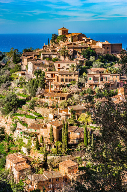 Old mediterranean village Deia in the mountains of Majorca island, Mediterranean Sea Spain | Idyllic view of Deia, old mediterranean village on Mallorca, Spain Balearic Islands - Realisiert mit Pictrs.com