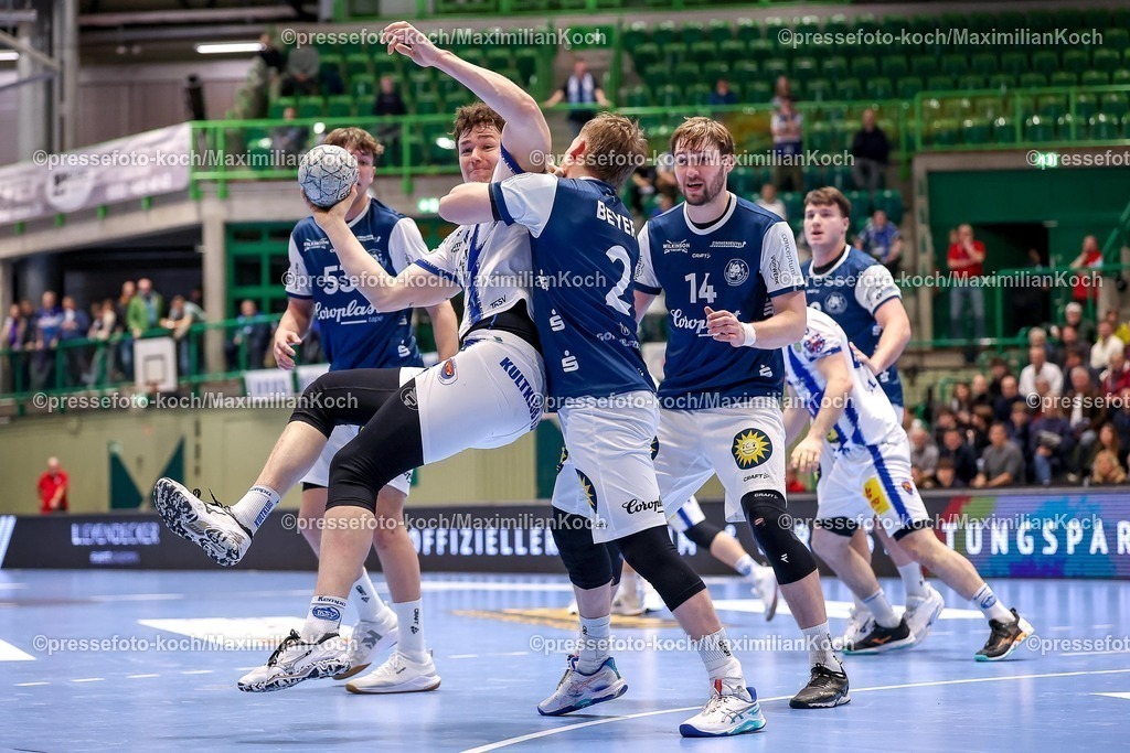 BHC11122501036 | 11.12.2025, Handball, HBL, Bergischer HC - ThSV Eisenach, Unihalle Wuppertal: Noah Beyer (BHC #02) und Gerdas Babarskas (BHC #14) verteidigen gegen Tillmann Leu (Eisenach #99) 