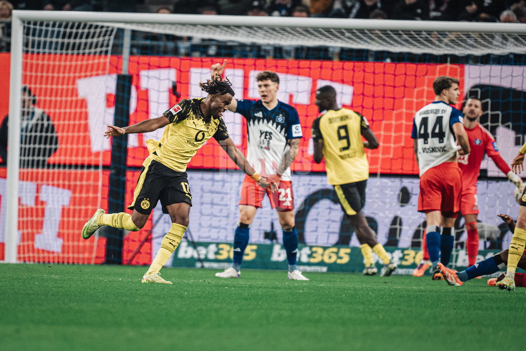 Fußball | Männer | Saison 2025/2026 | 1. Fußball-Bundesliga | 10. Spieltag | Hamburger SV vs. Borussia Dortmund | 08.11.2025 | Carney Chukwuemeka (#17, Borussia Dortmund) schießt ein Tor 1:0 und jubelt