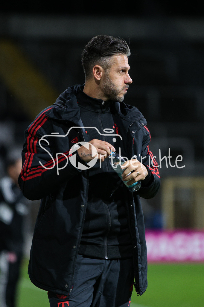 FC Bayern Amateure - 1. FC Nuernberg II | FCB Trainer Martin Demichelis in Aktion