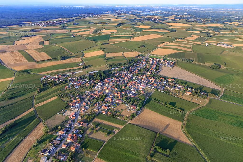 Vue aérienne: Vue de la ville depuis l'ouest à Oberlauterbach dans le département Bas Rhin, France – .Photo: IMG_121018.jpg prise le 23/07/2020 par Werner Riehm/FLY-FOTO.eu – Résolution de l'original: 5472 x 3648 px