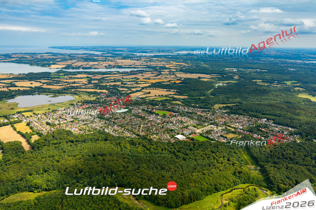 Das Luftbild der Stadt Ratekau wurde 2022 vom Flugzeug heraus erstellt (keine Drohnen-Aufnahmen) Aufnahmehöhe ca.450 Meter- hohe Bildauflösung und Druck-Qualität. Garantiert!
